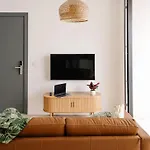 Main Street Designersuite 6 شقة سليمة