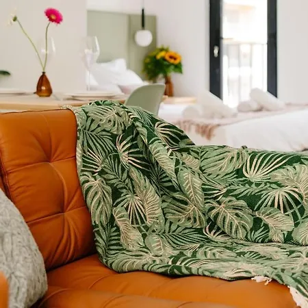 Апартаменты Main Street Designersuite 6 Слима